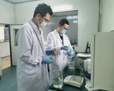 市場監管事務服務中心嚴格把控水產品質量安全，強化檢驗檢測服務